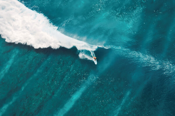 uomo che fa surf sulle onde