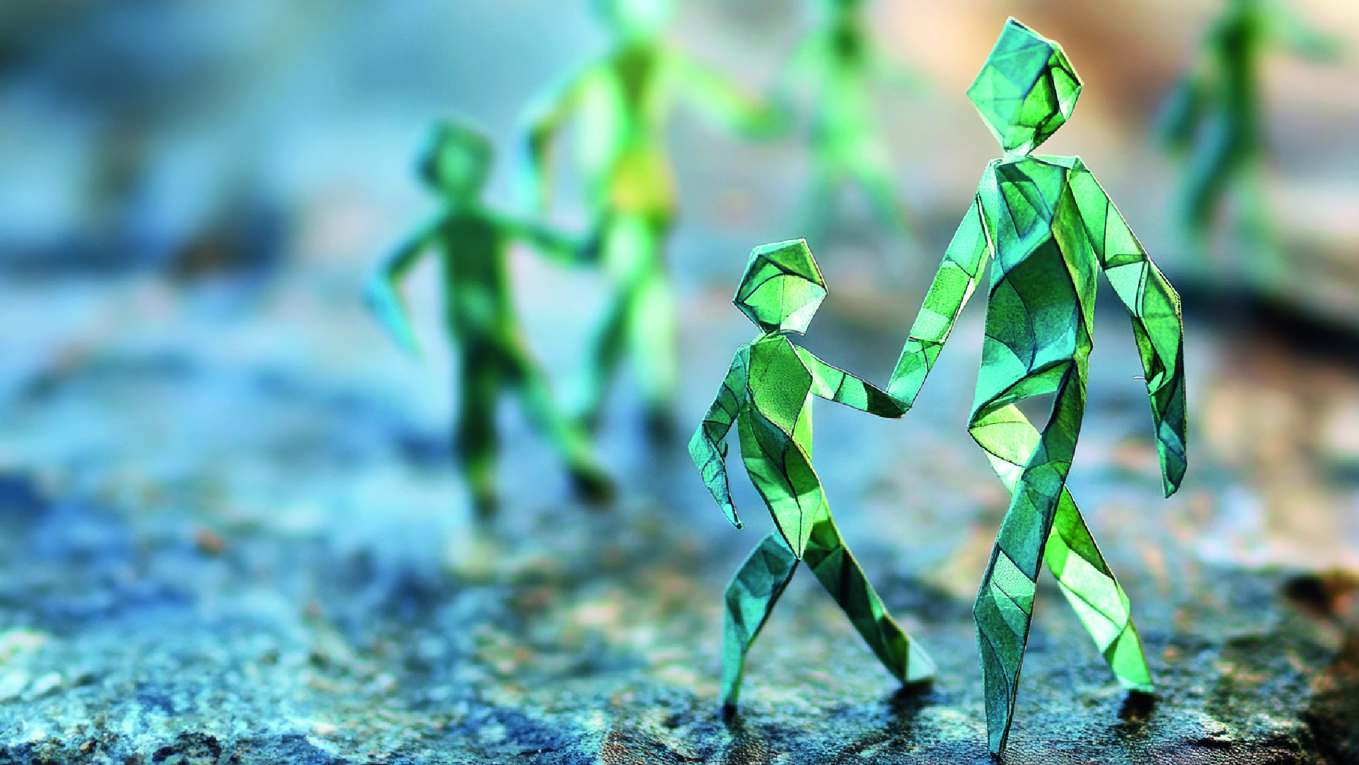 Figure stilizzate verdi, simili a origami, che rappresentano adulti e bambini mentre si tengono per mano, su uno sfondo sfocato naturale. Simboleggiano la genitorialità, la connessione e il supporto reciproco.
